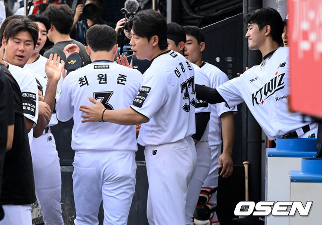 [OSEN=수원, 조은정 기자]3일 오후 수원KT위즈파크에서  '2026 신한 SOL Bank KBO리그'&nbsp;KT 위즈와 LG 트윈스의 경기가 열렸다.이날 KT는 고영표를, LG는 이정용을 선발투수로 내세웠다.1회말 1사 1,3루에서 KT 힐리어드의 적시타에 최원준이 득점을 올린 뒤 고영표(오른쪽)를 비롯한 KT 선수단에게 환영을 받고 있다. 2026.06.03 /cej@osen.co.kr