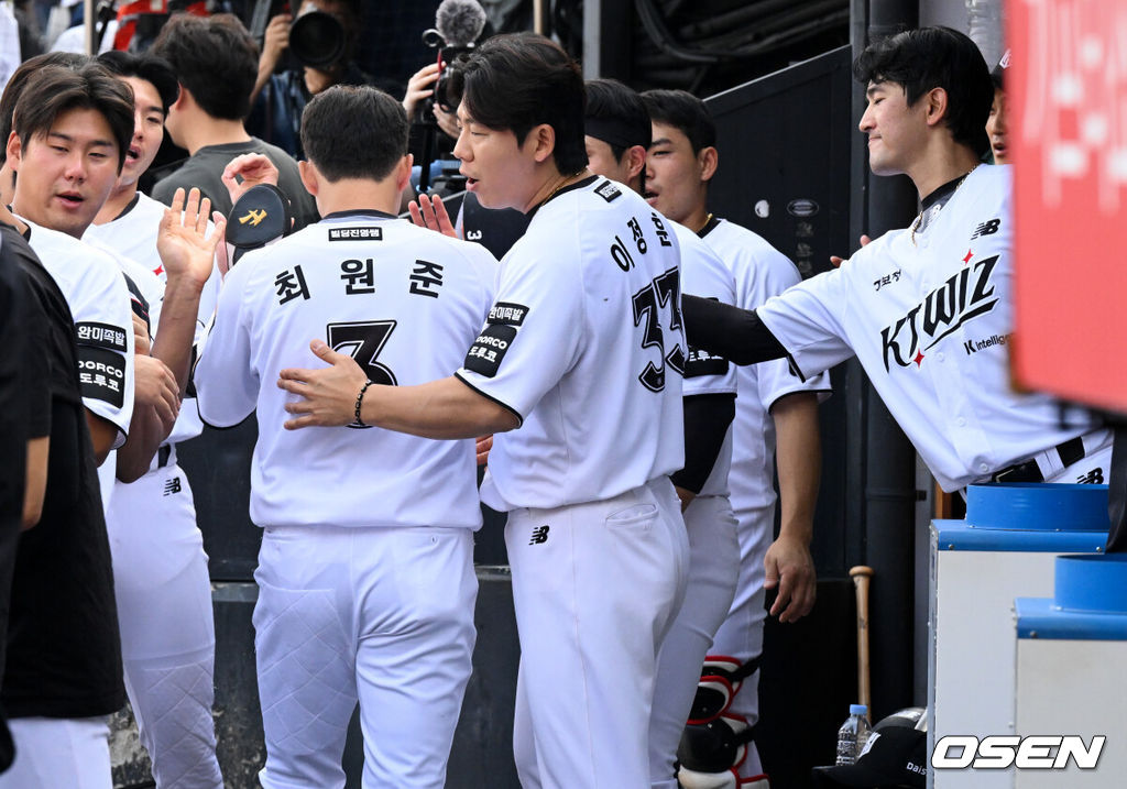 3일 오후 수원KT위즈파크에서  '2026 신한 SOL Bank KBO리그' KT 위즈와 LG 트윈스의 경기가 열렸다.이날 KT는 고영표를, LG는 이정용을 선발투수로 내세웠다.1회말 1사 1,3루에서 KT 힐리어드의 적시타에 최원준이 득점을 올린 뒤 고영표(오른쪽)를 비롯한 KT 선수단에게 환영을 받고 있다. 2026.06.03 /cej@osen.co.kr