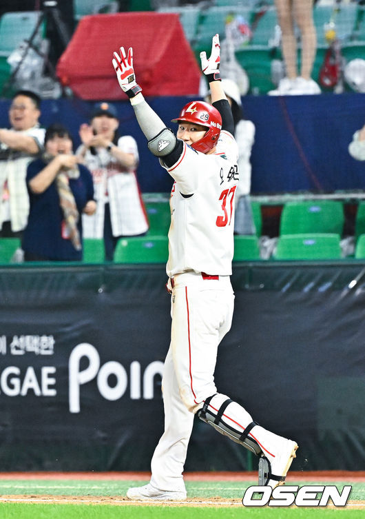 [OSEN=인천, 박준형 기자] 프로야구 SSG 랜더스가 극적인 끝내기 승리로 13연패에서 탈출했다.&nbsp;SSG는 3일 인천 SSG랜더스필드에서 열린 ‘2026 신한은행 SOL Bank KBO리그’ 키움 히어로즈와의 경기에서 5-4 끝내기 승리를 거뒀다. 이날 승리로 마침내 길었던 13연패가 끝났다.&nbsp;9회말 1사 2,3루 SSG 오태곤이 끝내기 희생플라이를 날리고 기뻐하고 있다.  2026.06.03 / soul1014@osen.co.kr