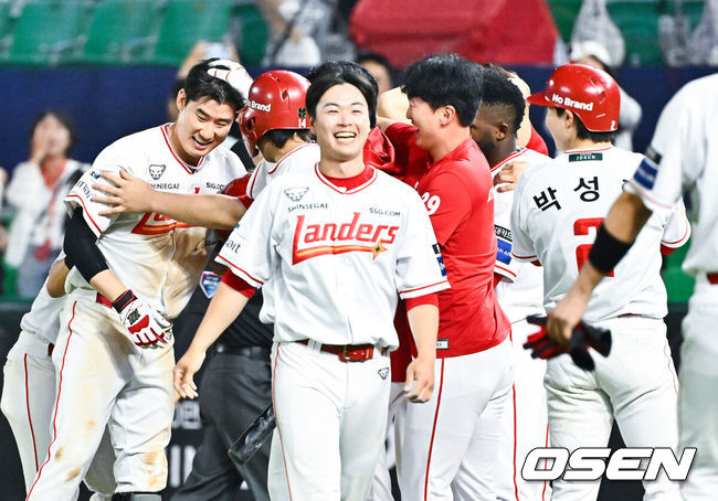 [OSEN=인천, 박준형 기자] 프로야구 SSG 랜더스가 극적인 끝내기 승리로 13연패에서 탈출했다.&nbsp;SSG는 3일 인천 SSG랜더스필드에서 열린 ‘2026 신한은행 SOL Bank KBO리그’ 키움 히어로즈와의 경기에서 5-4 끝내기 승리를 거뒀다. 이날 승리로 마침내 길었던 13연패가 끝났다.&nbsp;9회말 1사 2,3루 SSG 오태곤이 끝내기 희생플라이를 날리고 동료들과 기뻐하고 있다.  2026.06.03 / soul1014@osen.co.kr