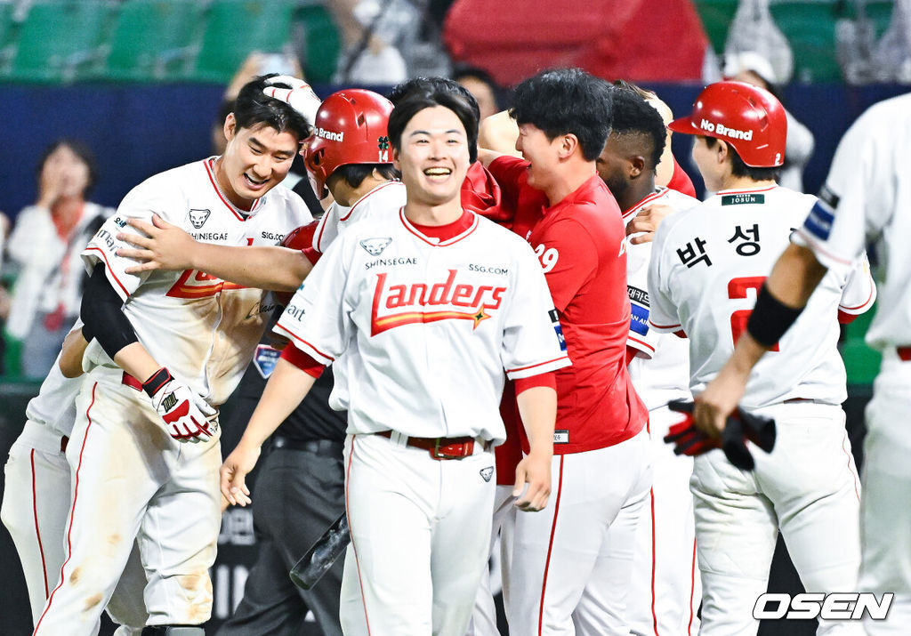 프로야구 SSG 랜더스가 극적인 끝내기 승리로 13연패에서 탈출했다. SSG는 3일 인천 SSG랜더스필드에서 열린 ‘2026 신한은행 SOL Bank KBO리그’ 키움 히어로즈와의 경기에서 5-4 끝내기 승리를 거뒀다. 이날 승리로 마침내 길었던 13연패가 끝났다. 9회말 1사 2,3루 SSG 오태곤이 끝내기 희생플라이를 날리고 동료들과 기뻐하고 있다.  2026.06.03 / soul1014@osen.co.kr