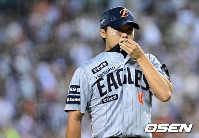 [OSEN=잠실, 최규한 기자] 3일 서울 잠실야구장에서 ‘2026 신한 SOL Bank KBO리그’ 두산 베어스와 한화 이글스의 경기가 열렸다.홈팀 두산은 박신지, 방문팀 한화는 왕옌청을 선발로 내세웠다.연장 10회말 2사 1루 상황 두산 이유찬을 삼진으로 이끌며 실점없이 이닝을 막아낸 한화 정우주가 더그아웃으로 향하고 있다. 2026.06.03 / dreamer@osen.co.kr