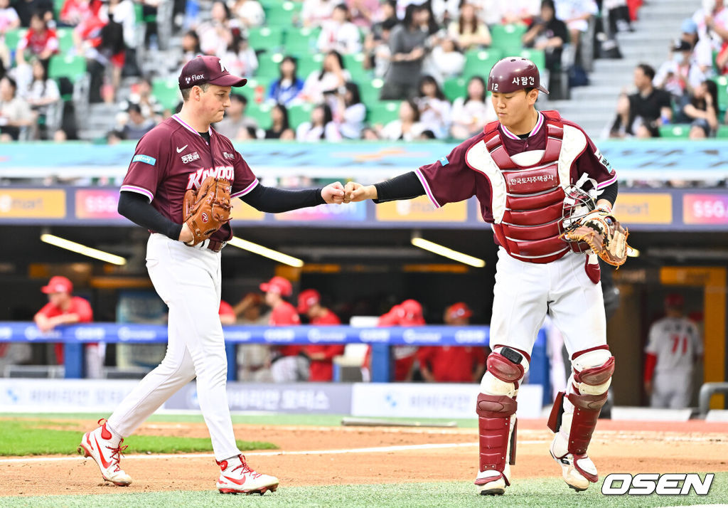 3일 인천 SSG랜더스필드에서 ‘2026 신한 SOL Bank KBO리그’ SSG 랜더스와 키움 히어로즈의 경기가 열렸다.이날 경기에서 SSG는 백승건을, 키움은 로젠버그를 선발투수로 내세웠다.5회말 이닝종료 후 키움 선발투수 로젠버그와 김건희 포수가 하이파이브를 하며 더그아웃으로 들어가고 있다.      2026.06.03 / soul1014@osen.co.kr