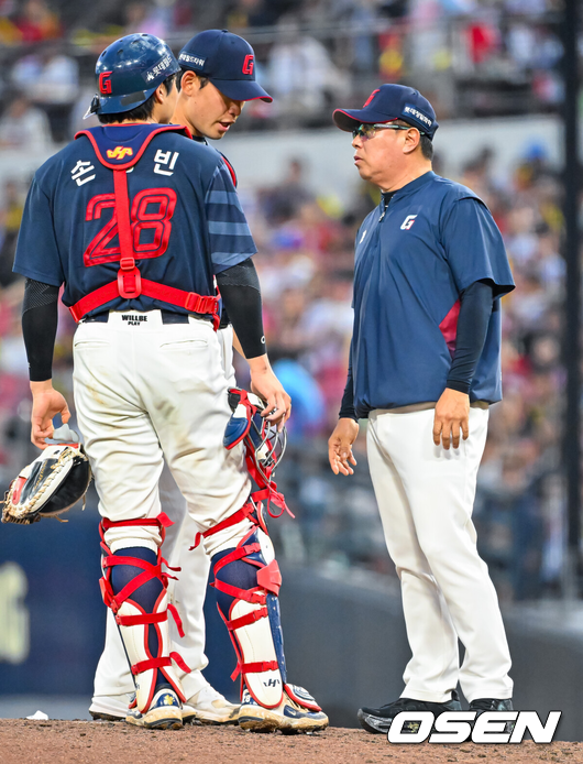 [OSEN=광주, 민경훈 기자] 3일 광주-기아 챔피언스필드에서 2026 신한 SOL KBO 리그 KIA 타이거즈와 롯데 자이언츠의 경기가 열렸다.이날 KIA는 황동하, 롯데는 김진욱을 선발로 내세웠다.7회말 무사 주자 1루 KIA 김호령 타석에서 롯데 김진욱이 마운드에 오른 김태형 감독과 얘기를 나누고 있다. 2026.06.03 / rumi@osen.co.kr