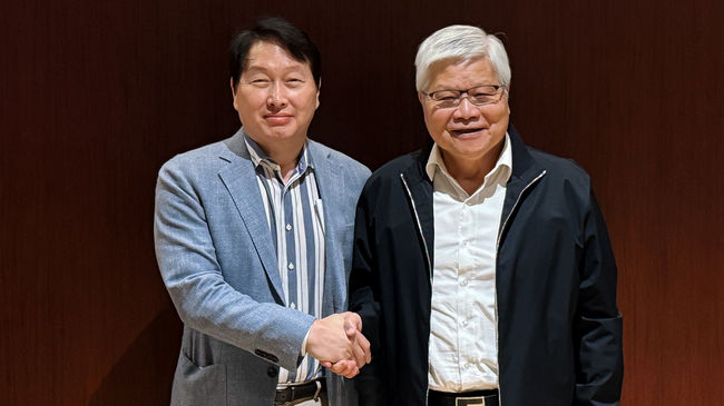  최태원 SK그룹 회장(왼쪽)이 웨이저자(C.C. Wei) TSMC 회장과 악수하고 있다. 
