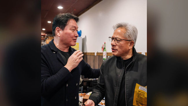 지난 2월 치킨 회동 당시의 젠슨 황 엔비디아 CEO와 최태원 회장(왼쪽). 