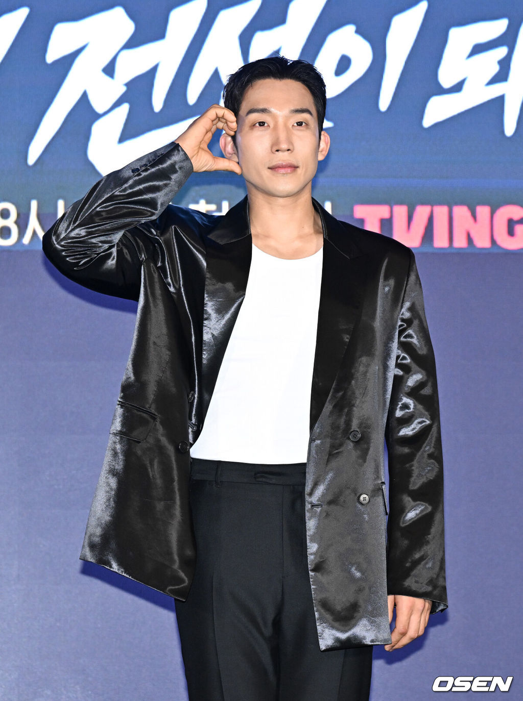 티빙 ‘취사병 전설이 되다’ 제작발표회가 6일 서울 광진구 풀만 앰배서더 서울 이스트폴에서 열렸다.‘취사병 전설이 되다’는 총 대신 식칼을, 탄띠 대신 앞치마를 두른 이등병 강성재(박지훈 분)가 ‘전설의 취사병’으로 거듭나는 과정을 그린 밀리터리 쿡방 판타지 드라마다. 갓 전입한 이등병이 ‘요리사의 길’을 밟으며 맛 하나로 부대원들의 마음을 사로잡는 취사병의 성장기를 그릴 예정이다.배우 이상이가 포즈를 취하고 있다. 2026.05.06 /cej@osen.co.kr