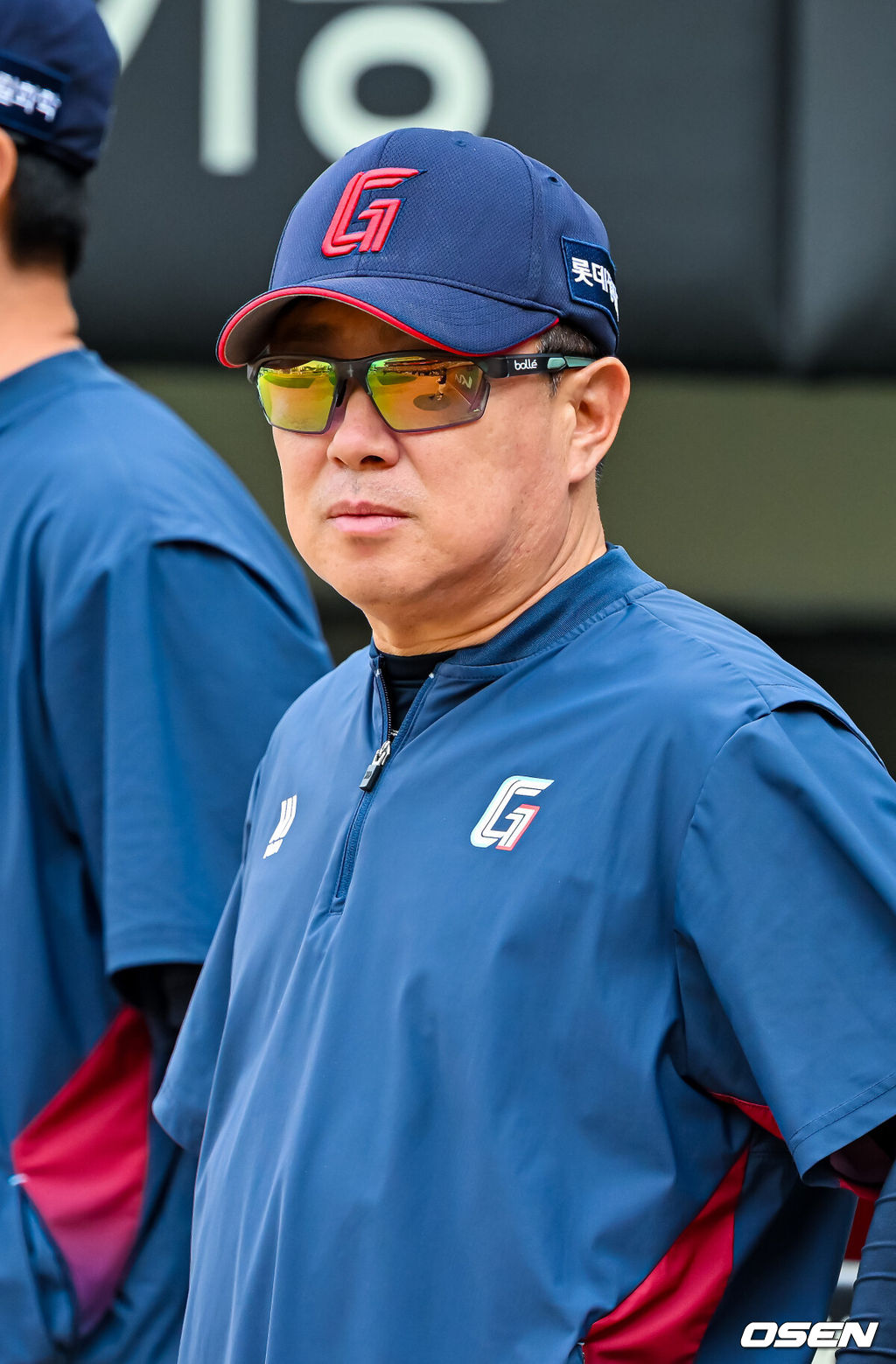 3일 광주-기아 챔피언스필드에서 2026 신한 SOL KBO 리그 KIA 타이거즈와 롯데 자이언츠의 경기가 열렸다. 이 경기에서 롯데는 KIA에 8-3으로 승리하며 전날 패배를 설욕했다. 시즌 성적은 22승31패1무.경기 전 김태형 감독이 그라운드를 바라보고 있다. 2026.06.03 / rumi@osen.co.kr