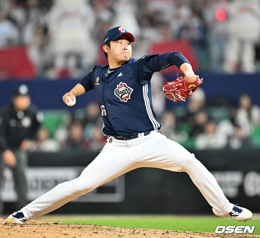 15일 오후 인천 SSG랜더스필드에서 ‘2026 신한 SOL Bank KBO리그' SSG 랜더스와 두산 베어스의 경기가 진행됐다.이날 SSG는 최민준을, 두산은 이영하를 선발투수로 내세웠다.4회말 무사 주자 1,2루 SSG 정준재 타석에서 두산 선발 이영하에 이어 마운드에 오른 김정우가 힘차게 공을 뿌리고 있다. 2026.04.15 / rumi@osen.co.kr