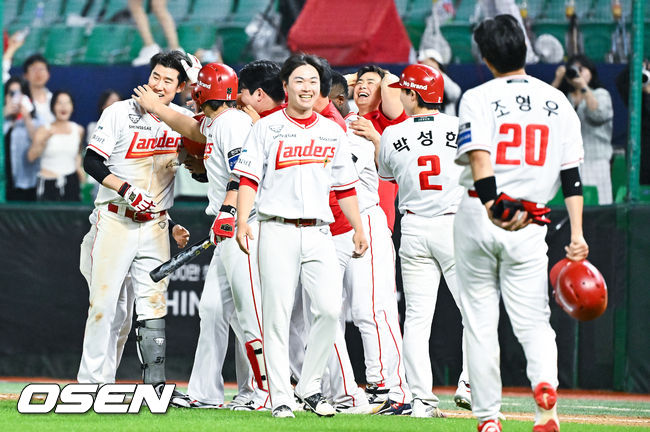 [OSEN=인천, 박준형 기자] 프로야구 SSG 랜더스가 극적인 끝내기 승리로 13연패에서 탈출했다.&nbsp;SSG는 3일 인천 SSG랜더스필드에서 열린 ‘2026 신한은행 SOL Bank KBO리그’ 키움 히어로즈와의 경기에서 5-4 끝내기 승리를 거뒀다. 이날 승리로 마침내 길었던 13연패가 끝났다.&nbsp;9회말 1사 2,3루 SSG 오태곤이 끝내기 희생플라이를 날리고 동료들과 기뻐하고 있다.  2026.06.03 / soul1014@osen.co.kr