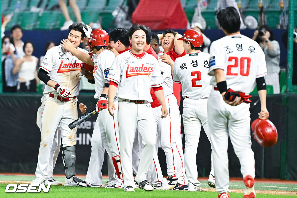 프로야구 SSG 랜더스가 극적인 끝내기 승리로 13연패에서 탈출했다. SSG는 3일 인천 SSG랜더스필드에서 열린 ‘2026 신한은행 SOL Bank KBO리그’ 키움 히어로즈와의 경기에서 5-4 끝내기 승리를 거뒀다. 이날 승리로 마침내 길었던 13연패가 끝났다. 9회말 1사 2,3루 SSG 오태곤이 끝내기 희생플라이를 날리고 동료들과 기뻐하고 있다.  2026.06.03 / soul1014@osen.co.kr