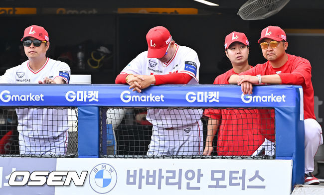 [OSEN=인천, 박준형 기자] 3일 인천 SSG랜더스필드에서 ‘2026 신한 SOL Bank KBO리그’ SSG 랜더스와 키움 히어로즈의 경기가 열렸다.이날 경기에서 SSG는 백승건을, 키움은 로젠버그를 선발투수로 내세웠다.2회초 계속되는 볼넷에 SSG 이숭용 감독이 고개를 숙이고 있다   2026.06.03 / soul1014@osen.co.kr