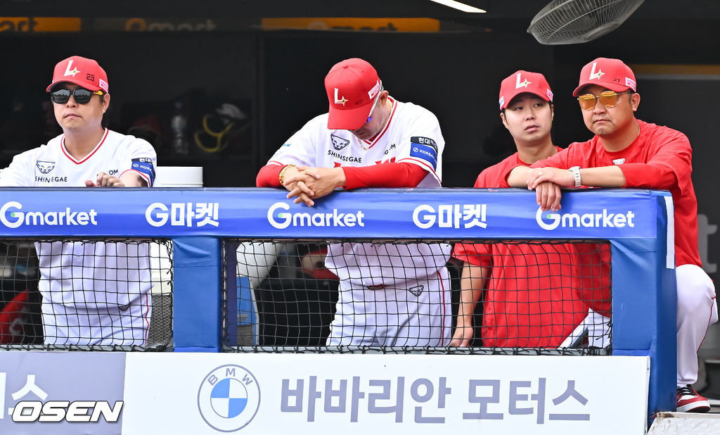 3일 인천 SSG랜더스필드에서 ‘2026 신한 SOL Bank KBO리그’ SSG 랜더스와 키움 히어로즈의 경기가 열렸다.이날 경기에서 SSG는 백승건을, 키움은 로젠버그를 선발투수로 내세웠다.2회초 계속되는 볼넷에 SSG 이숭용 감독이 고개를 숙이고 있다   2026.06.03 / soul1014@osen.co.kr