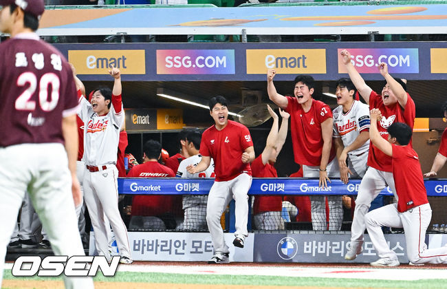 [OSEN=인천, 박준형 기자] 프로야구 SSG 랜더스가 극적인 끝내기 승리로 13연패에서 탈출했다.&nbsp;SSG는 3일 인천 SSG랜더스필드에서 열린 ‘2026 신한은행 SOL Bank KBO리그’ 키움 히어로즈와의 경기에서 5-4 끝내기 승리를 거뒀다. 이날 승리로 마침내 길었던 13연패가 끝났다.&nbsp;13연패 탈출한 SSG 선수들이 기뻐하고 있다.    2026.06.03 / soul1014@osen.co.kr