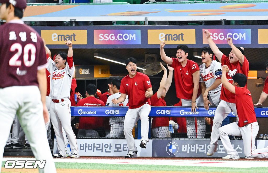 프로야구 SSG 랜더스가 극적인 끝내기 승리로 13연패에서 탈출했다. SSG는 3일 인천 SSG랜더스필드에서 열린 ‘2026 신한은행 SOL Bank KBO리그’ 키움 히어로즈와의 경기에서 5-4 끝내기 승리를 거뒀다. 이날 승리로 마침내 길었던 13연패가 끝났다. 13연패 탈출한 SSG 선수들이 기뻐하고 있다.    2026.06.03 / soul1014@osen.co.kr