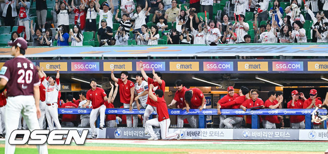 [OSEN=인천, 박준형 기자] 프로야구 SSG 랜더스가 극적인 끝내기 승리로 13연패에서 탈출했다.&nbsp;SSG는 3일 인천 SSG랜더스필드에서 열린 ‘2026 신한은행 SOL Bank KBO리그’ 키움 히어로즈와의 경기에서 5-4 끝내기 승리를 거뒀다. 이날 승리로 마침내 길었던 13연패가 끝났다.&nbsp;9회말 1사 2,3루 SSG 오태곤의 끝내기 희생플라이에 기뻐하는 SSG 더그아웃 선수들.  2026.06.03 / soul1014@osen.co.kr