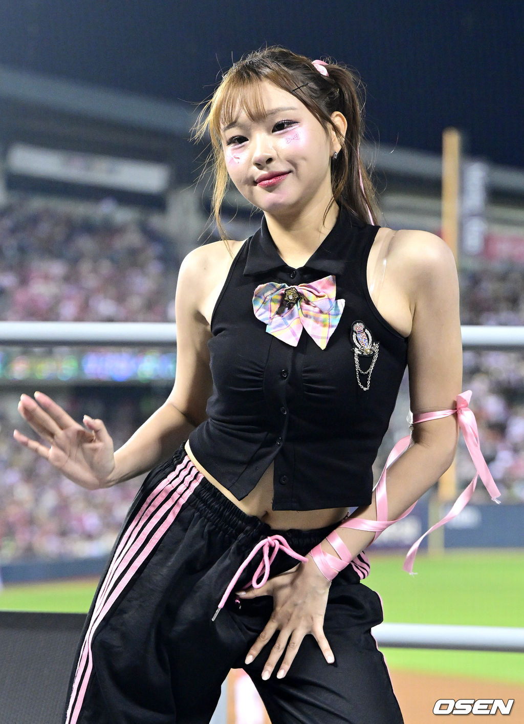 단독으로 응원 단상에 올라 스페셜 공연을 펼친 신서윤 치어리더.