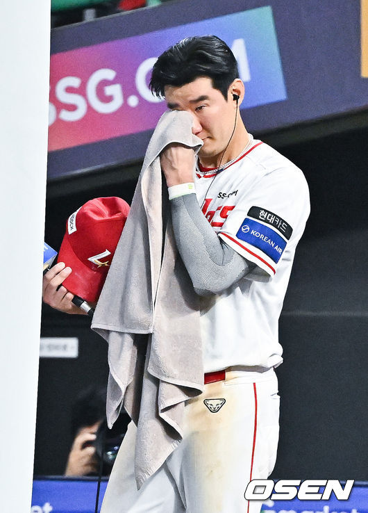[OSEN=인천, 박준형 기자] 프로야구 SSG 랜더스가 극적인 끝내기 승리로 13연패에서 탈출했다.&nbsp;SSG는 3일 인천 SSG랜더스필드에서 열린 ‘2026 신한은행 SOL Bank KBO리그’ 키움 히어로즈와의 경기에서 5-4 끝내기 승리를 거뒀다. 이날 승리로 마침내 길었던 13연패가 끝났다.&nbsp;끝내기 희생플라이를 기록한 SSG 오태곤이 인터뷰에서 눈물을 훔치고 있다.  2026.06.03 / soul1014@osen.co.kr