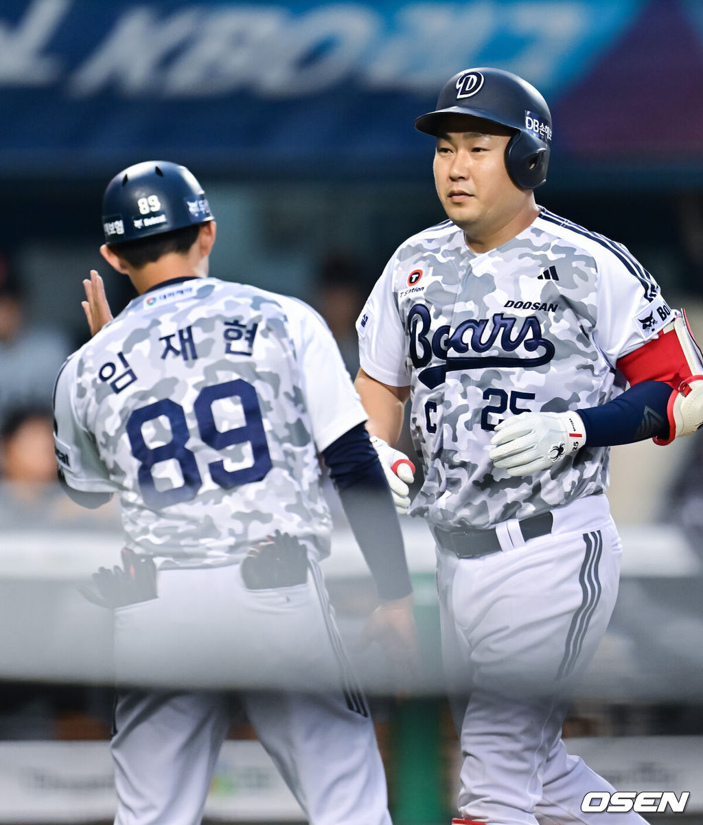 4일 서울 잠실야구장에서 ‘2026 신한 SOL Bank KBO리그’ 두산 베어스와 한화 이글스의 경기가 열렸다.이날 홈팀 두산은 잭로그를, 방문팀 한화는 화이트를 선발로 내세웠다.2회말 1사 두산 양의지가 선취 솔로홈런을 날리고 홈을 밟고 있다.    2026.06.04 / soul1014@osen.co.kr