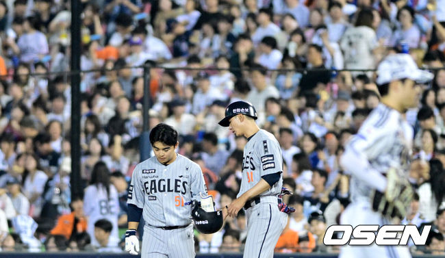 [OSEN=잠실, 최규한 기자] 3일 서울 잠실야구장에서 ‘2026 신한 SOL Bank KBO리그’ 두산 베어스와 한화 이글스의 경기가 열렸다.홈팀 두산은 박신지, 방문팀 한화는 왕옌청을 선발로 내세웠다.연장 10회초 2사 만루 상황 한화 문현빈이 내야 땅볼로 물러나며 아쉬워하고 있다. 2026.06.03 / dreamer@osen.co.kr