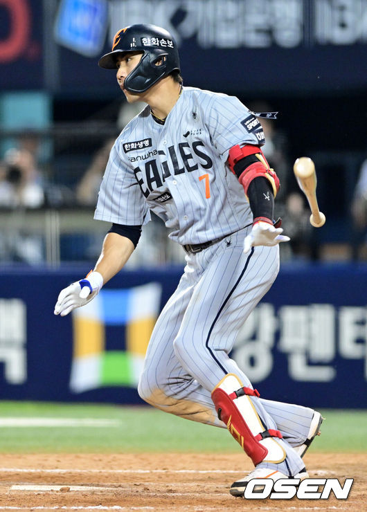 [OSEN=잠실, 최규한 기자] 3일 서울 잠실야구장에서 ‘2026 신한 SOL Bank KBO리그’ 두산 베어스와 한화 이글스의 경기가 열렸다.홈팀 두산은 박신지, 방문팀 한화는 왕옌청을 선발로 내세웠다.연장 10회초 1사 주자없는 상황 한화 심우준이 안타를 날리고 있다. 2026.06.03 / dreamer@osen.co.kr