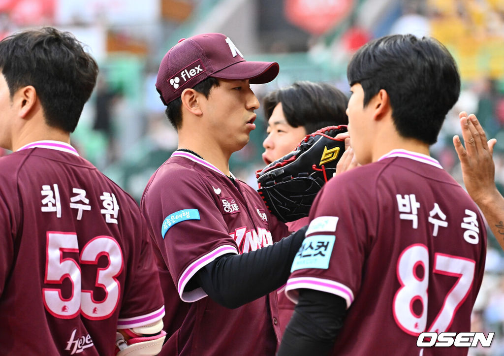 3일 인천 SSG랜더스필드에서 ‘2026 신한 SOL Bank KBO리그’ SSG 랜더스와 키움 히어로즈의 경기가 열렸다.이날 경기에서 SSG는 백승건을, 키움은 로젠버그를 선발투수로 내세웠다.6회말 이닝종료 후 실점 위기 넘긴 키움 유토가 동료들의 축하를 받으며 더그아웃으로 들어가고 있다.     2026.06.03 / soul1014@osen.co.kr