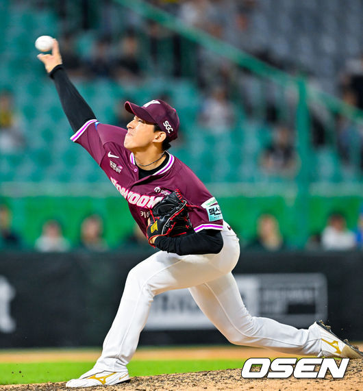 [OSEN=인천, 민경훈 기자] 2일 인천 SSG랜더스필드에서 ‘2026 신한 SOL Bank KBO리그’ SSG 랜더스와 키움 히어로즈의 경기가 열렸다.이날 SSG는 베니지아노, 키움은 알칸타라를 선발로 내세웠다.8회말 무사 SSG 에레디아 타석에서 마운드에 오른 키움 유토가 힘차게 공을 뿌리고 있다. 2026.06.02 / rumi@osen.co.kr