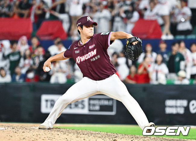 [OSEN=인천, 박준형 기자] 프로야구 SSG 랜더스가 극적인 끝내기 승리로 13연패에서 탈출했다.&nbsp;SSG는 3일 인천 SSG랜더스필드에서 열린 ‘2026 신한은행 SOL Bank KBO리그’ 키움 히어로즈와의 경기에서 5-4 끝내기 승리를 거뒀다. 이날 승리로 마침내 길었던 13연패가 끝났다.&nbsp;9회말 키움 조영건 투수가 역투하고 있다      2026.06.03 / soul1014@osen.co.kr