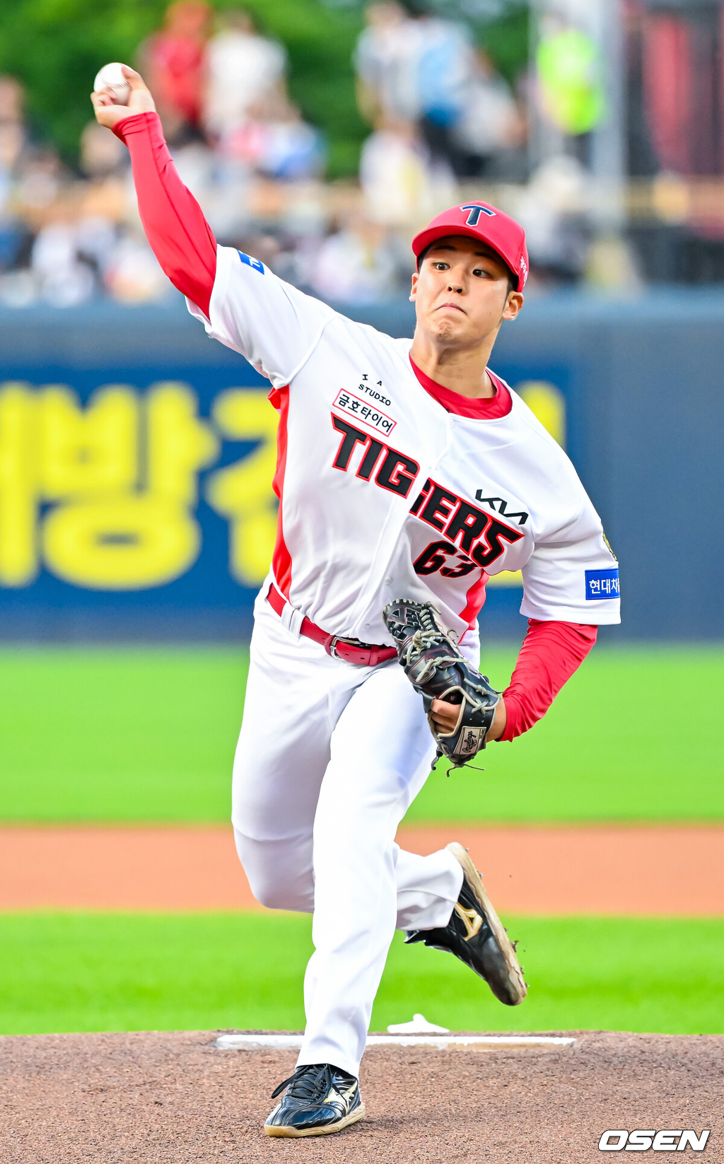 4일 광주-기아 챔피언스필드에서 2026 신한 SOL KBO 리그 KIA 타이거즈와 롯데 자이언츠의 경기가 열렸다.이날 KIA는 시라카와, 롯데는 박세웅을 선발로 내세웠다.KIA 선발 시라카와가 마운드 위에서 힘차게 공을 뿌리고 있다. 2026.06.04 / rumi@osen.co.kr