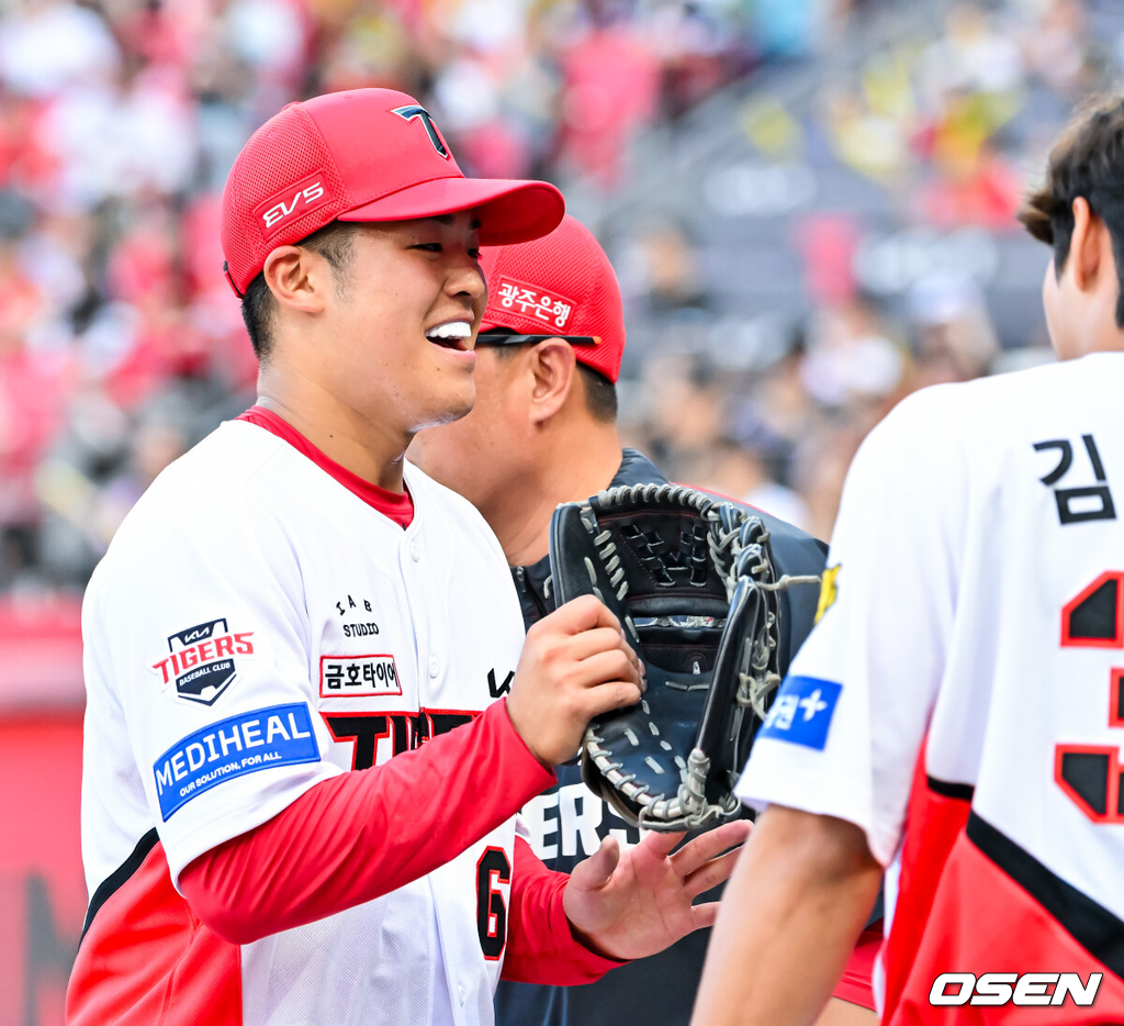 4일 광주-기아 챔피언스필드에서 2026 신한 SOL KBO 리그 KIA 타이거즈와 롯데 자이언츠의 경기가 열렸다.이날 KIA는 시라카와, 롯데는 박세웅을 선발로 내세웠다.KIA 선발 시라카와가 1회초를 마치고 환하게 웃으며 덕아웃으로 들어오고 있다. 2026.06.04 / rumi@osen.co.kr