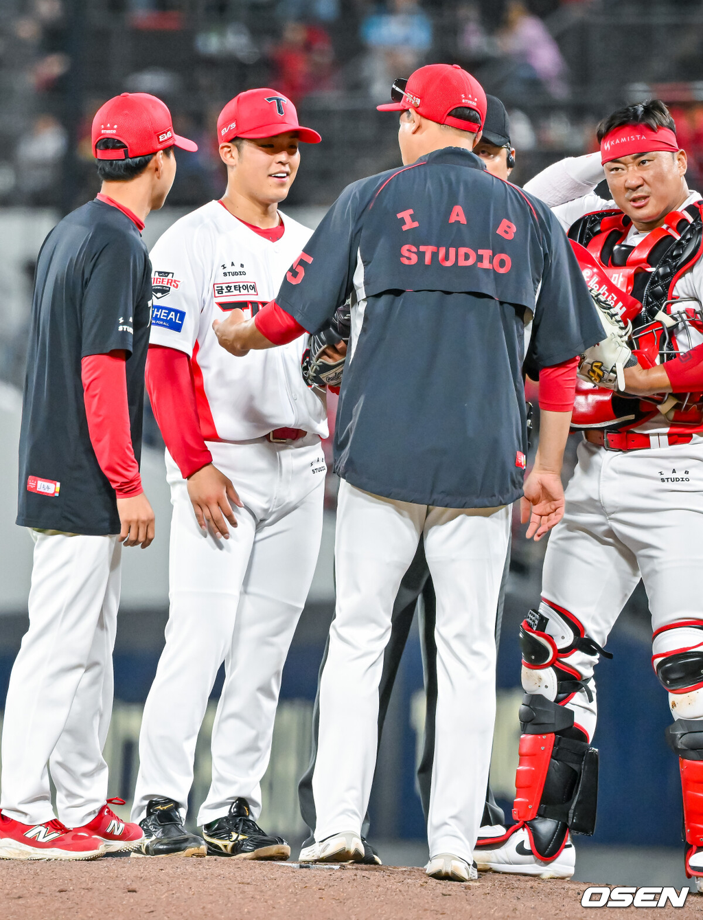 4일 광주-기아 챔피언스필드에서 2026 신한 SOL KBO 리그 KIA 타이거즈와 롯데 자이언츠의 경기가 열렸다.이날 KIA는 시라카와, 롯데는 박세웅을 선발로 내세웠다.5회초 2사 주자 1,2루 롯데 레이예스 타석에서 KIA 선발 시라카와가 마운드에 오른 이동걸 코치와 얘기를 나누고 있다. 2026.06.04 / rumi@osen.co.kr