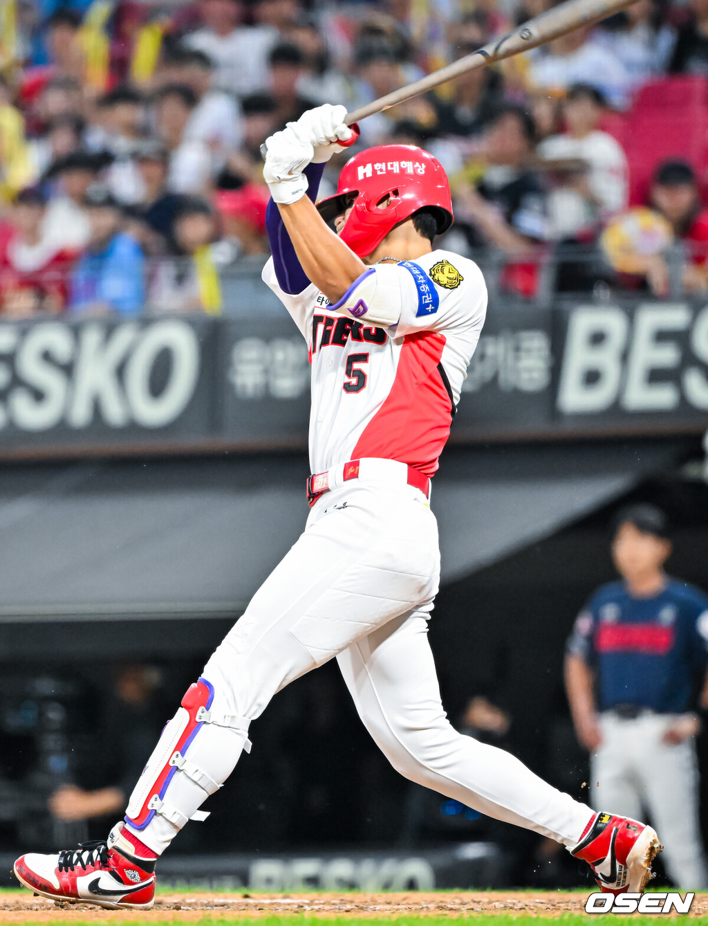4일 광주-기아 챔피언스필드에서 2026 신한 SOL KBO 리그 KIA 타이거즈와 롯데 자이언츠의 경기가 열렸다.이날 KIA는 시라카와, 롯데는 박세웅을 선발로 내세웠다.4회말 KIA 선두타자로 나온 김도영이 좌중월 솔로 홈런을 때리고 있다. 2026.06.04 / rumi@osen.co.kr