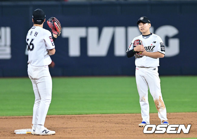 [OSEN=수원, 최규한 기자] 4일 수원 KT위즈파크에서 ‘2026 신한 SOL Bank KBO리그’ KT 위즈와 LG 트윈스의 경기가 열렸다. 8회초 1사 1, 2루 상황 LG 구본혁의 내야 땅볼 때 송구 실책을 범한 KT 2루수 류현인이 아쉬워하고 있다. 2026.06.04 / dreamer@osen.co.kr
