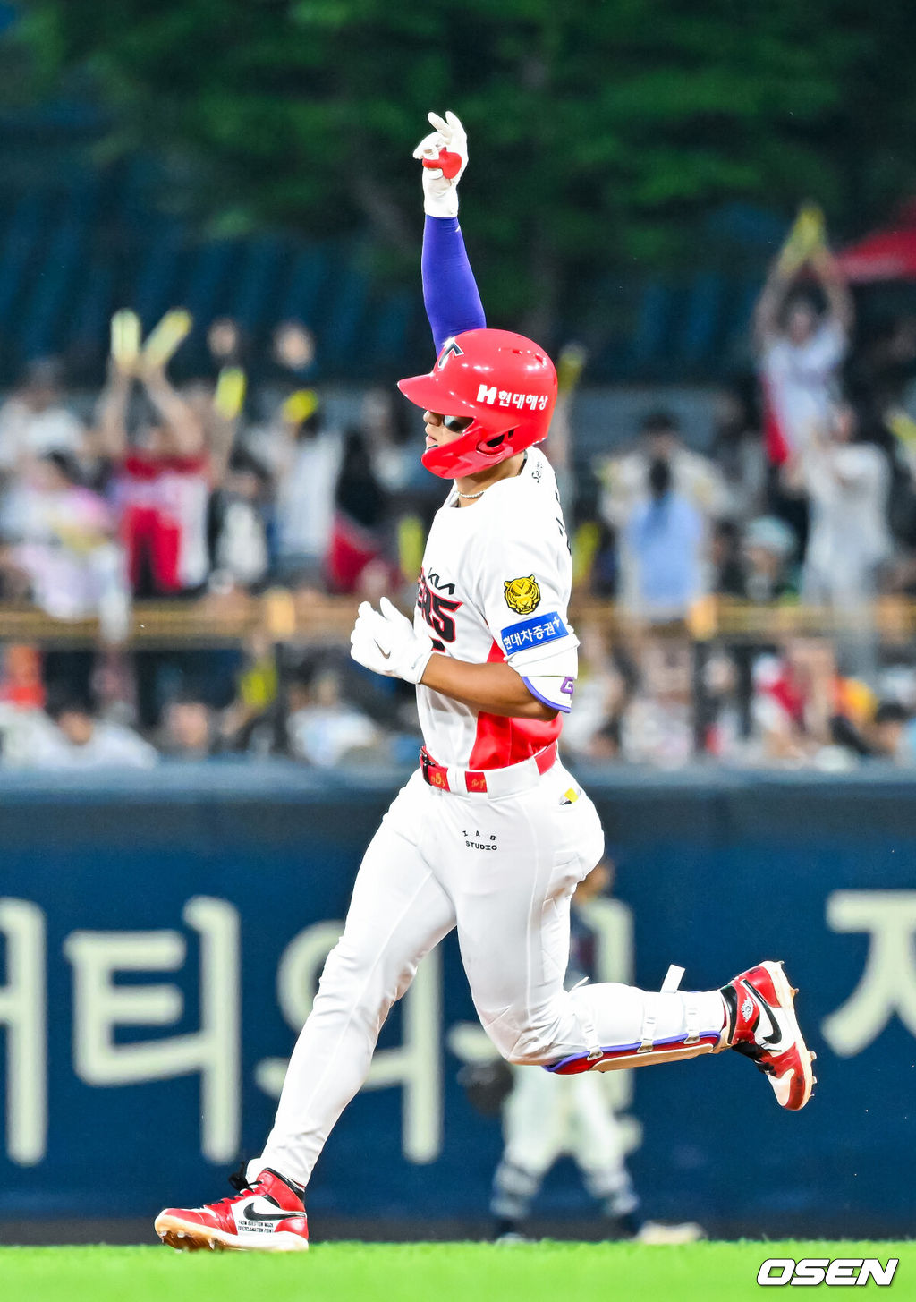 4일 광주-기아 챔피언스필드에서 2026 신한 SOL KBO 리그 KIA 타이거즈와 롯데 자이언츠의 경기가 열렸다.이날 KIA는 시라카와, 롯데는 박세웅을 선발로 내세웠다.4회말 KIA 선두타자로 나온 김도영이 좌중월 솔로 홈런을 때린 후 그라운드를 돌고 있다. 2026.06.04 / rumi@osen.co.kr