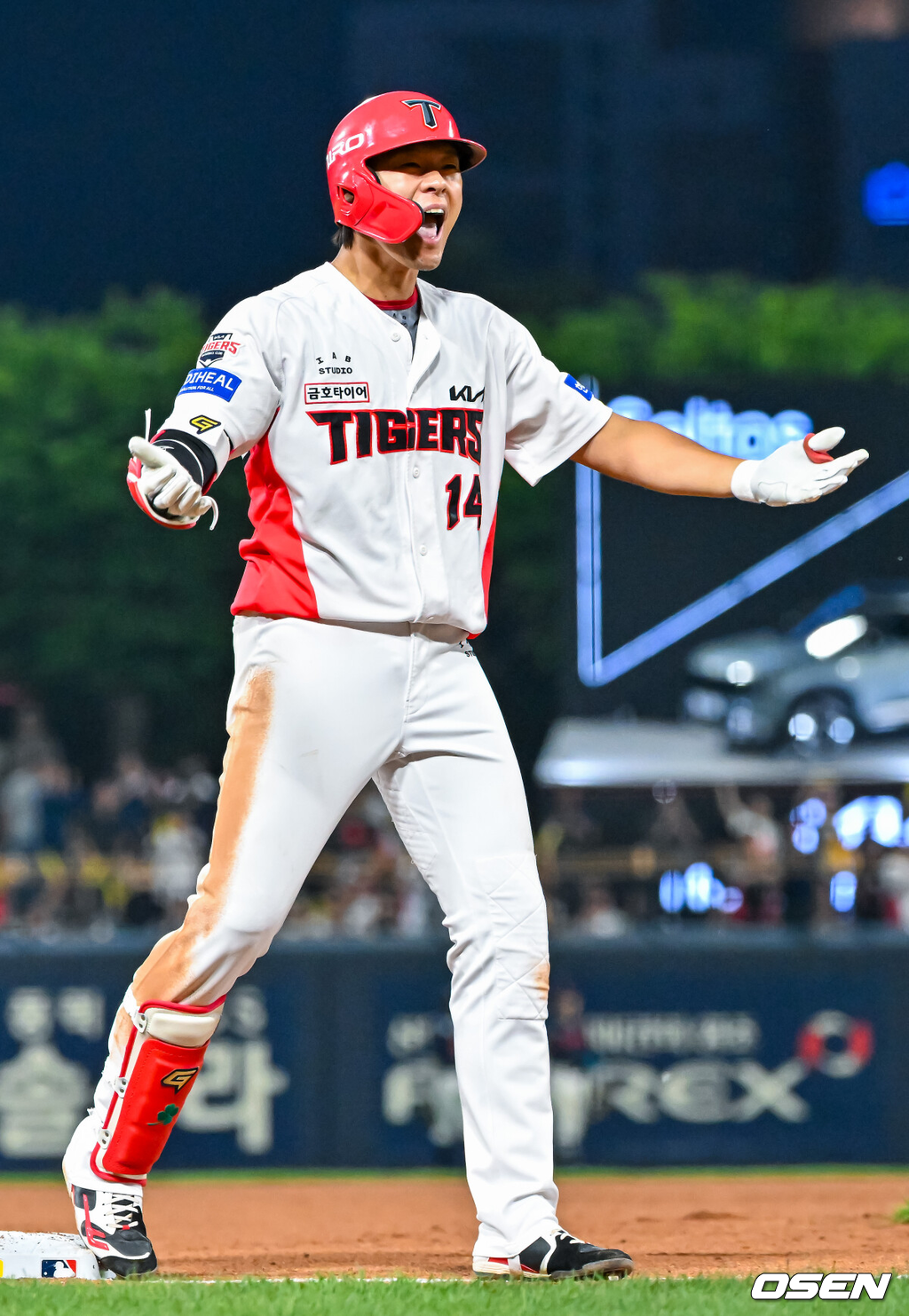 4일 광주-기아 챔피언스필드에서 2026 신한 SOL KBO 리그 KIA 타이거즈와 롯데 자이언츠의 경기가 열렸다.이날 KIA는 시라카와, 롯데는 박세웅을 선발로 내세웠다.4회말 2사 주자 1,2루 KIA 김규성이 우익수 왼쪽 2타점 3루타를 때린 후 3루에서 기뻐하고 있다. 2026.06.04 / rumi@osen.co.kr