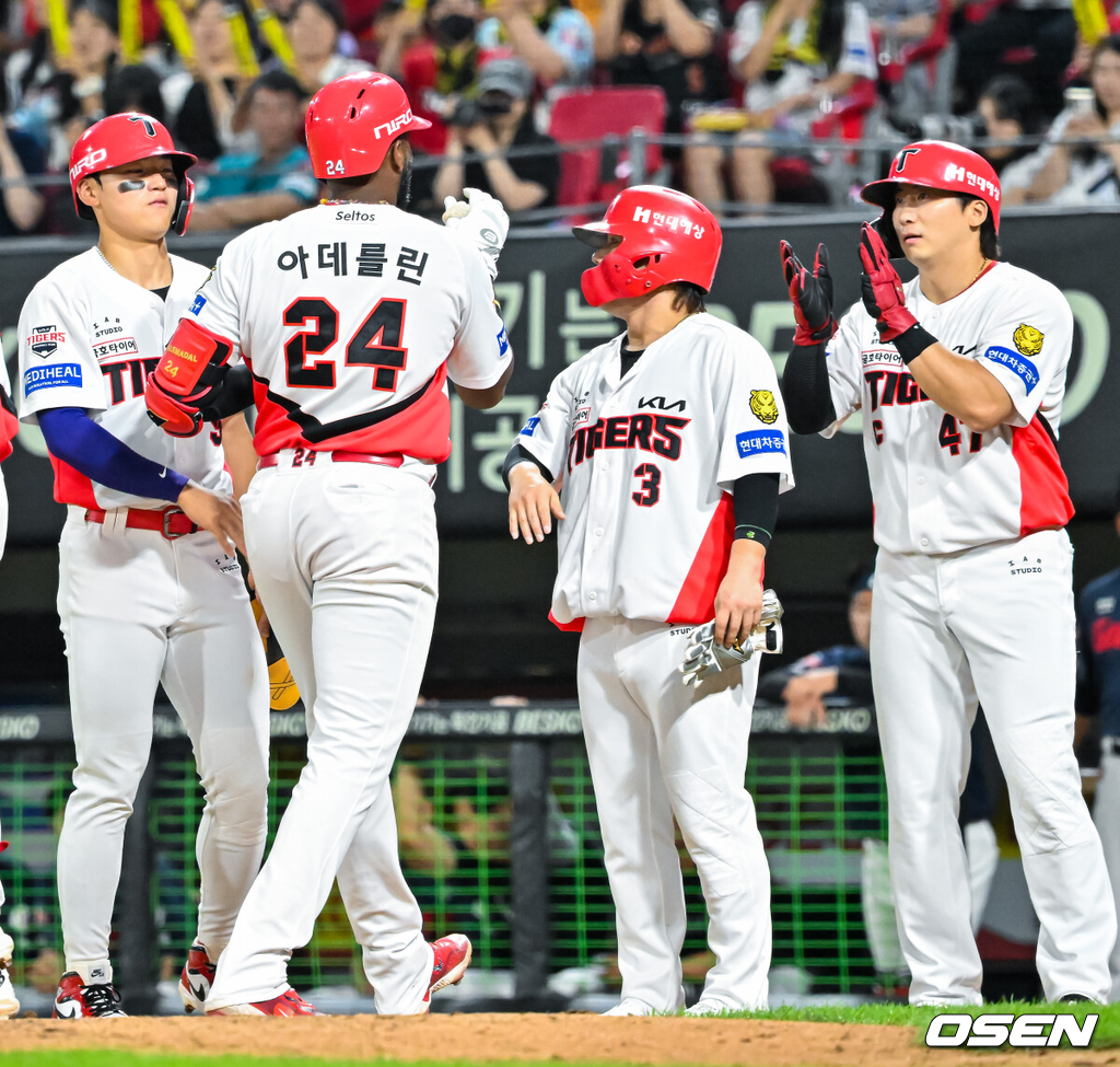 4일 광주-기아 챔피언스필드에서 2026 신한 SOL KBO 리그 KIA 타이거즈와 롯데 자이언츠의 경기가 열렸다.이날 KIA는 시라카와, 롯데는 박세웅을 선발로 내세웠다.5회말 무사 주자 만루 KIA 아데를린이 좌월 만루 홈런을 때린 후 홈을 밟으며 김도영 김선빈 나성범에게 축하를 받고 있다. 2026.06.04 / rumi@osen.co.kr