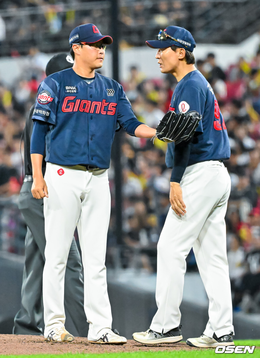 4일 광주-기아 챔피언스필드에서 2026 신한 SOL KBO 리그 KIA 타이거즈와 롯데 자이언츠의 경기가 열렸다.이날 KIA는 시라카와, 롯데는 박세웅을 선발로 내세웠다.4회말 KIA 선두타자로 나온 김도영에게 좌중월 솔로 홈런을 허용한 롯데 선발 박세웅이 마운드 위에서 김현욱 코치와 얘기를 나누고 있다. 2026.06.04 / rumi@osen.co.kr
