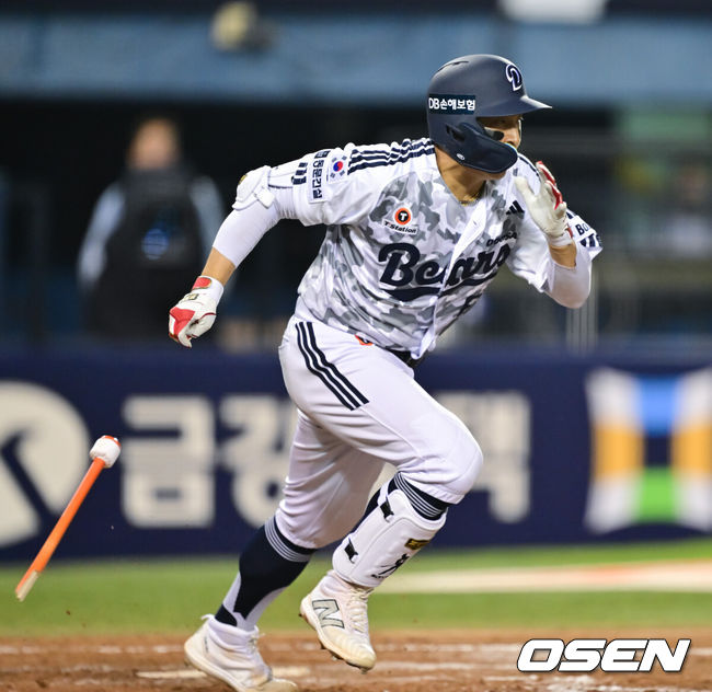 [OSEN=잠실, 박준형 기자] 4일 서울 잠실야구장에서 ‘2026 신한 SOL Bank KBO리그’ 두산 베어스와 한화 이글스의 경기가 열렸다.이날 홈팀 두산은 잭로그를, 방문팀 한화는 화이트를 선발로 내세웠다.7회말 1사 만루 두산 손아섭이 내야땅볼 타구를 날린뒤 질주하고 있다.      2026.06.04 / soul1014@osen.co.kr
