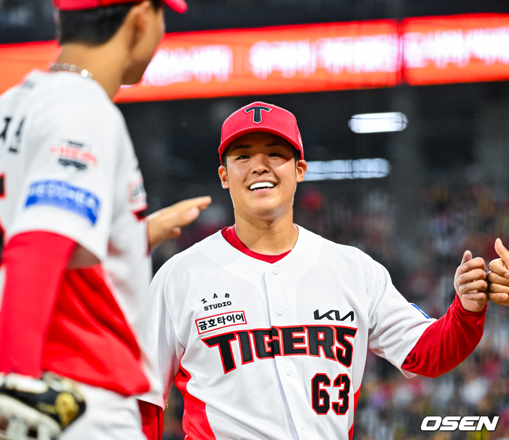 OSEN=광주, 민경훈 기자] 4일 광주-기아 챔피언스필드에서 2026 신한 SOL KBO 리그 KIA 타이거즈와 롯데 자이언츠의 경기가 열렸다.이날 KIA는 시라카와, 롯데는 박세웅을 선발로 내세웠다.4회초를 마친 KIA 선발 시라카와가 환하게 웃고 있다. 2026.06.04 / rumi@osen.co.kr