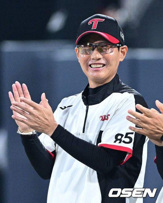 [OSEN=수원, 최규한 기자] 4일 수원 KT위즈파크에서 ‘2026 신한 SOL Bank KBO리그’ KT 위즈와 LG 트윈스의 경기가 열렸다. 경기를 마치고 승리한 LG 염경엽 감독이 선수들을 맞이하며 미소짓고 있다. 2026.06.04 / dreamer@osen.co.kr