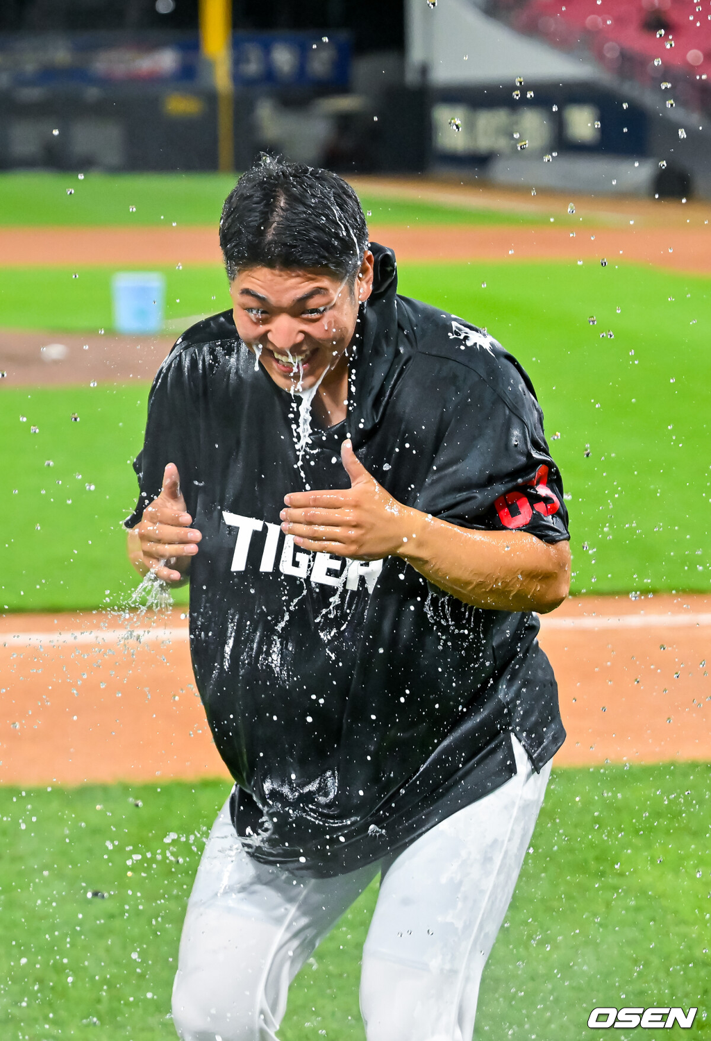 4일 광주 기아 챔피언스필드에서 2026 신한 SOL KBO 리그 KIA 타이거즈와 롯데 자이언츠의 경기가 열렸다.이 경기에서 KIA는 롯데에 10-0으로 대승을 거뒀다. 새로운 아시아쿼터 일본인투수 시라카와 케이쇼가 5이닝 무실점 쾌투를 했다. 김도영의 이틀연속 홈런이 터졌고 아데를린은 10호 홈런을 만루포로 장식했다. 시리즈를 2승1패로 마감하며 시즌 30승 고지를 밟았다.경기를 마치고 KIA 승리투수 시라카와가 KBO리그 복귀전 승리 축하 물세례를 받고 있다. 2026.06.04 / rumi@osen.co.kr