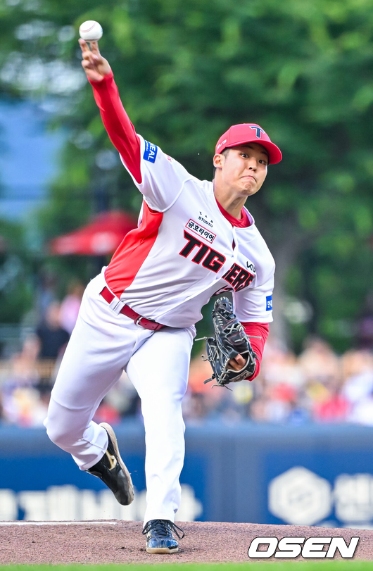 [OSEN=광주, 민경훈 기자] 4일 광주-기아 챔피언스필드에서 2026 신한 SOL KBO 리그 KIA 타이거즈와 롯데 자이언츠의 경기가 열렸다.이날 KIA는 시라카와, 롯데는 박세웅을 선발로 내세웠다.KIA 선발 시라카와가 마운드 위에서 힘차게 공을 뿌리고 있다. 2026.06.04 / rumi@osen.co.kr