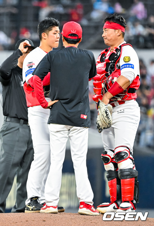 [OSEN=광주, 민경훈 기자] 4일 광주-기아 챔피언스필드에서 2026 신한 SOL KBO 리그 KIA 타이거즈와 롯데 자이언츠의 경기가 열렸다.이날 KIA는 시라카와, 롯데는 박세웅을 선발로 내세웠다.4회초 1사 주자 1루 롯데 조세진 타석에서 KIA 김태군이 마운드에 올라 선발 시라카와와 얘기를 나누고 있다. 2026.06.04 / rumi@osen.co.kr