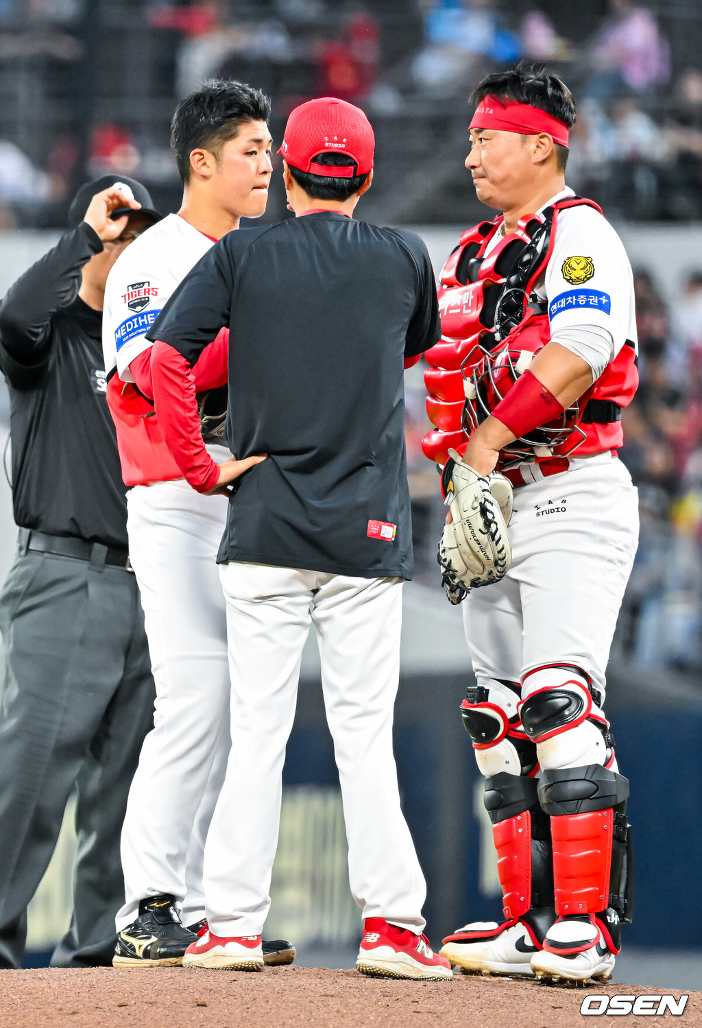 4일 광주-기아 챔피언스필드에서 2026 신한 SOL KBO 리그 KIA 타이거즈와 롯데 자이언츠의 경기가 열렸다.이날 KIA는 시라카와, 롯데는 박세웅을 선발로 내세웠다.4회초 1사 주자 1루 롯데 조세진 타석에서 KIA 김태군이 마운드에 올라 선발 시라카와와 얘기를 나누고 있다. 2026.06.04 / rumi@osen.co.kr