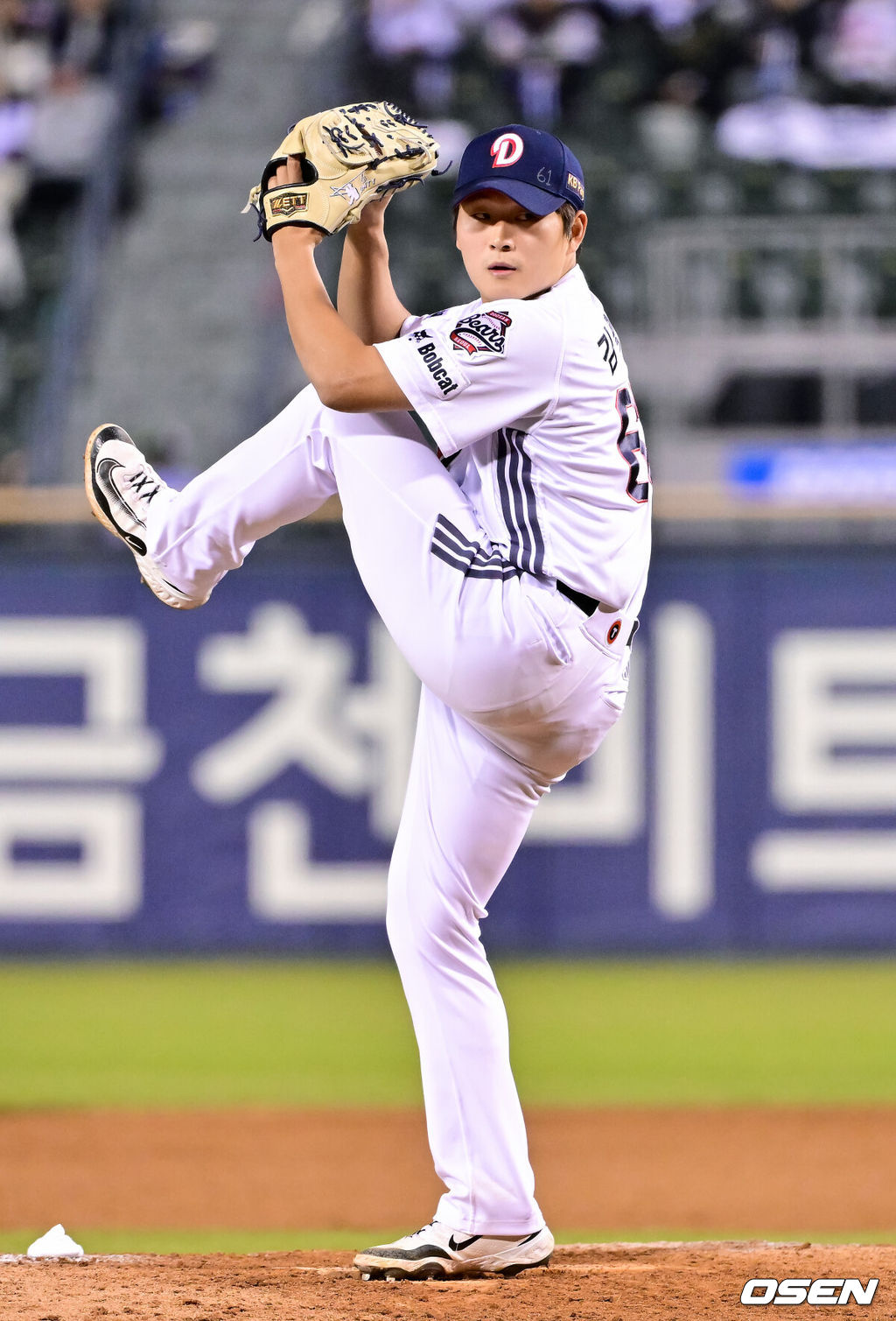 두산 베어스가 8일 잠실구장에서 열린 2026 신한은행 SOL Bank KBO리그 키움 히어로즈와 홈경기에서 7-3 승리를 거뒀다. 선발 등판한 2년 차 우완 최민석이 5⅔이닝 동안 3피안타 6탈삼진 5볼넷 무실점 호투를 펼치면서 시즌 첫 승 사냥에 성공했다.9회초 두산 김택연 마무리 투수가 역투하고 있다.   2026.04.08 / soul1014@osen.co.kr
