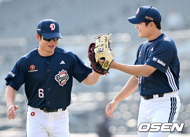 [OSEN=수원, 최규한 기자] 24일 경기도 수원 KT위즈파크에서 ‘2026 신한 SOL KBO리그’ KT 위즈와 두산 베어스의 시범경기가 열렸다.홈팀 KT는 케일럽 보쉴리, 방문팀 두산은 잭 로그를 선발로 내세웠다.8회말 KT 공격을 삼자범퇴로 막아낸 두산 투수 김택연이 더그아웃으로 향하며 오명진과 인사를 나누고 있다. 2026.03.24 / dreamer@osen.co.kr