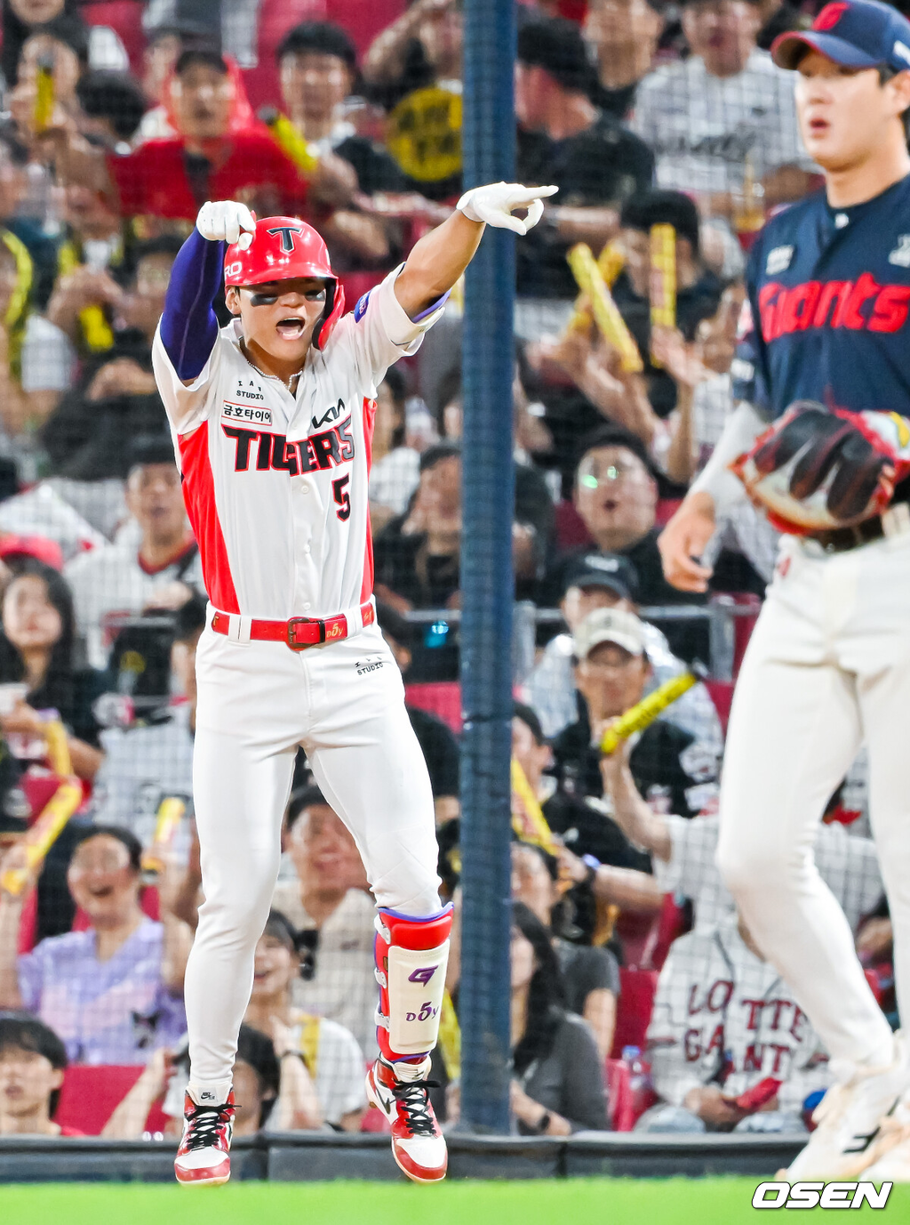 4일 광주-기아 챔피언스필드에서 2026 신한 SOL KBO 리그 KIA 타이거즈와 롯데 자이언츠의 경기가 열렸다.이날 KIA는 시라카와, 롯데는 박세웅을 선발로 내세웠다.5회말 무사 주자 2루 KIA 김도영이 유격수 앞 내야안타를 때린 후 1루에서 아웃 판정이 나오자 제자리에서 점프를 하며 비디오판독을 요청하고 있다. 비디오 판독 후 세이프로 정정됐다. 2026.06.04 / rumi@osen.co.kr