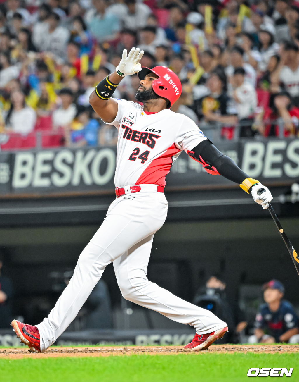 4일 광주-기아 챔피언스필드에서 2026 신한 SOL KBO 리그 KIA 타이거즈와 롯데 자이언츠의 경기가 열렸다.이날 KIA는 시라카와, 롯데는 박세웅을 선발로 내세웠다.5회말 무사 주자 만루 KIA 아데를린이 좌월 만루 홈런을 때리고 있다. 2026.06.04 / rumi@osen.co.kr