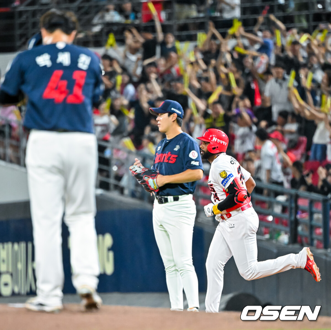 [OSEN=광주, 민경훈 기자] 4일 광주-기아 챔피언스필드에서 2026 신한 SOL KBO 리그 KIA 타이거즈와 롯데 자이언츠의 경기가 열렸다.이날 KIA는 시라카와, 롯데는 박세웅을 선발로 내세웠다.5회말 무사 주자 만루 KIA 아데를린이 좌월 만루 홈런을 때린 후 그라운드를 돌고 있다. 2026.06.04 / rumi@osen.co.kr