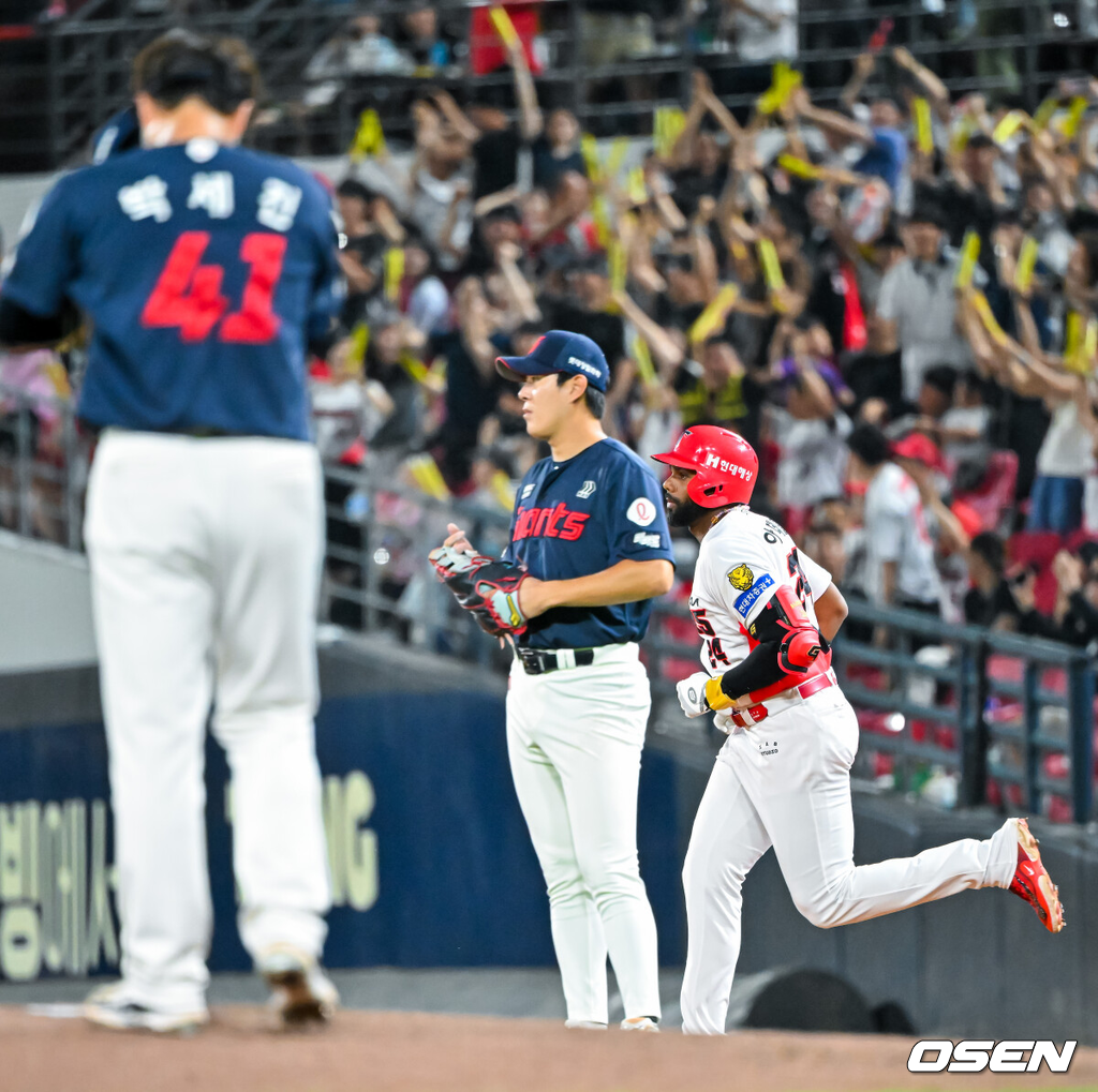 4일 광주-기아 챔피언스필드에서 2026 신한 SOL KBO 리그 KIA 타이거즈와 롯데 자이언츠의 경기가 열렸다.이날 KIA는 시라카와, 롯데는 박세웅을 선발로 내세웠다.5회말 무사 주자 만루 KIA 아데를린이 좌월 만루 홈런을 때린 후 그라운드를 돌고 있다. 2026.06.04 / rumi@osen.co.kr